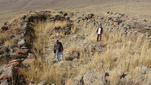 Tunç Çağı kalesine zarar verip, koçbaşlı mezar taşlarını götürdüler