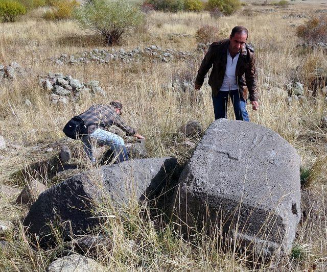 Tunç Çağı kalesine zarar verip, koçbaşlı mezar taşlarını götürdüler