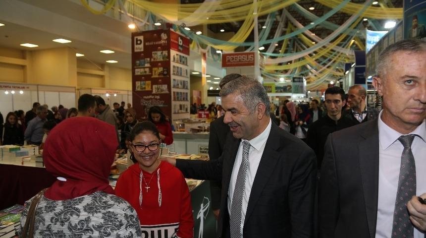 Başkan, Vali ve Rekt&ouml;rle Kitap Fuarı&rsquo;nda