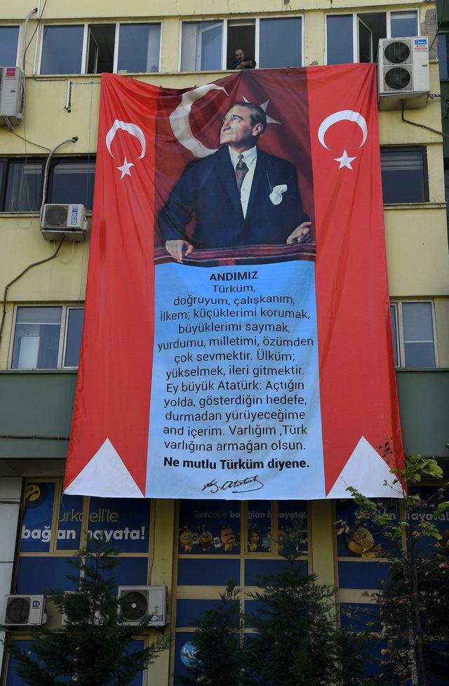 Belediye binasına dev 'Atatürk' ve 'Andımız' pankartı