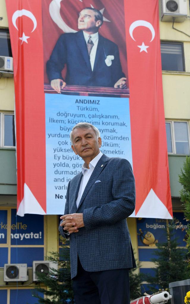 Belediye binasına dev 'Atatürk' ve 'Andımız' pankartı