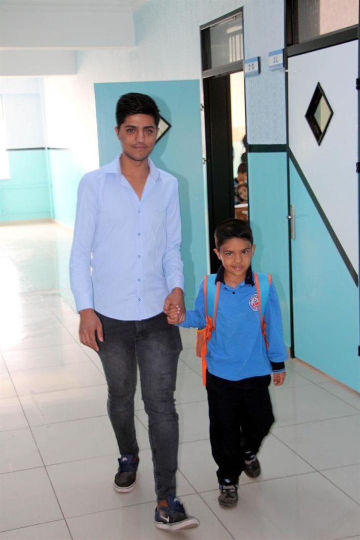 İki kardeş göz renkleriyle görenleri şaşırtıyor  G4