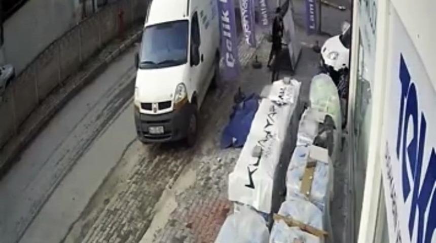 İş yerinin &ouml;n&uuml;nden bisiklet hırsızlığı kameraya yansıdı