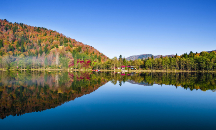 Karagöl muhteşem manzarasıyla ziyaretçilerini hayran bırakıyor G2