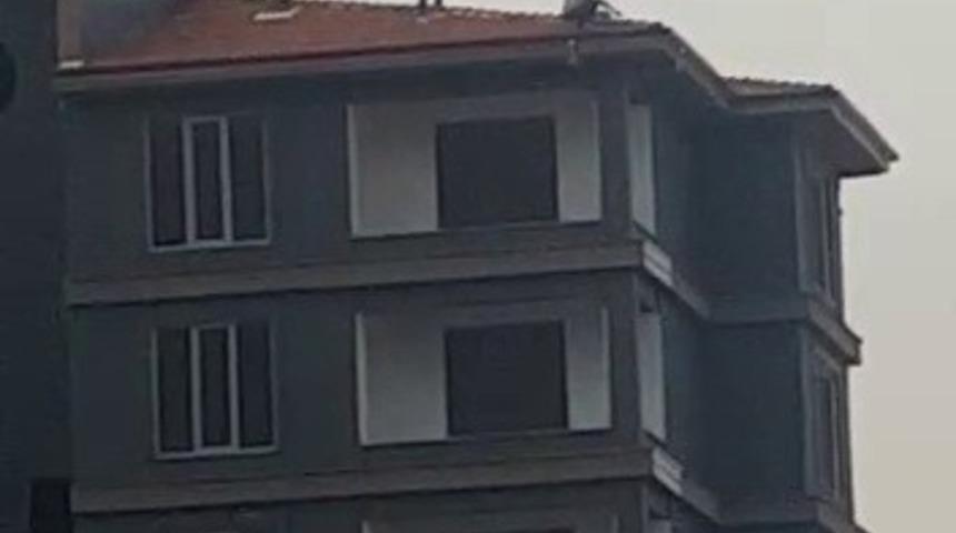 İnşaat iş&ccedil;ileri metrelerce y&uuml;kseklikte canını tehlikeye attı