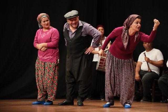 Mersin Şehir Tiyatrosu perdelerini açtı