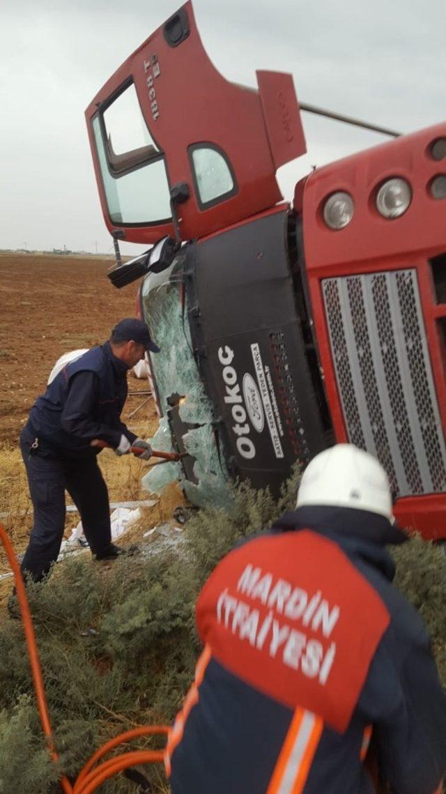 Sıkışan yolcuyu itfaiye ekipleri kurtardı