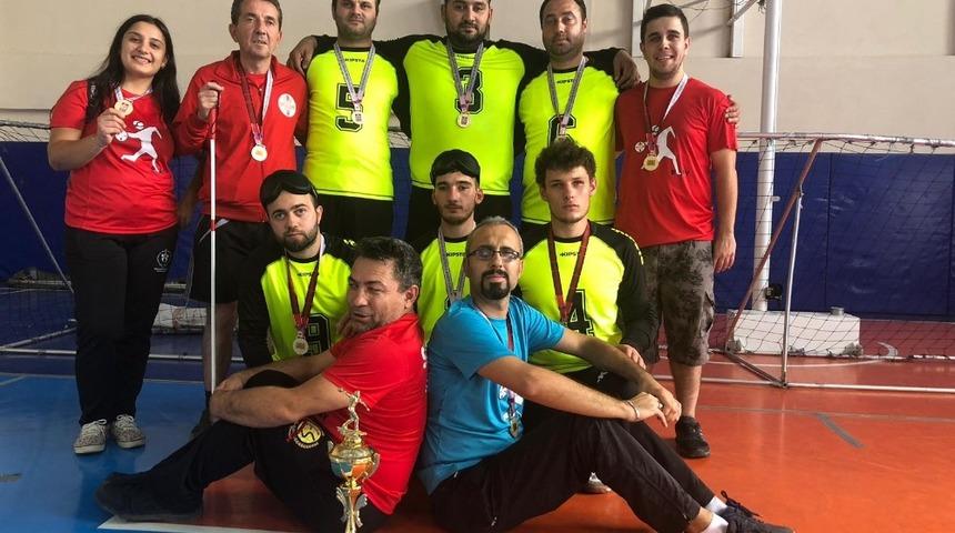 G&ouml;rme engelli sporculardan &ccedil;ifte kupa