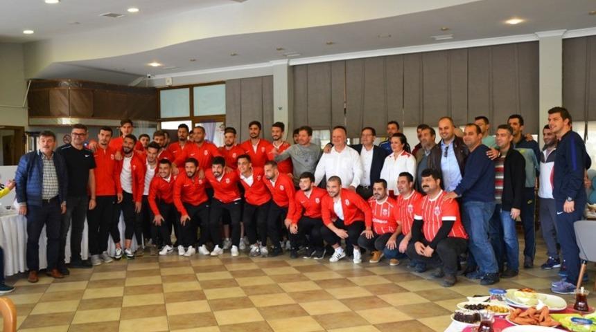 Mutlu&rsquo;dan Adaspor takımına kahvaltı