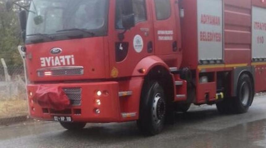 Alev alan elektrik kabloları paniğe neden oldu