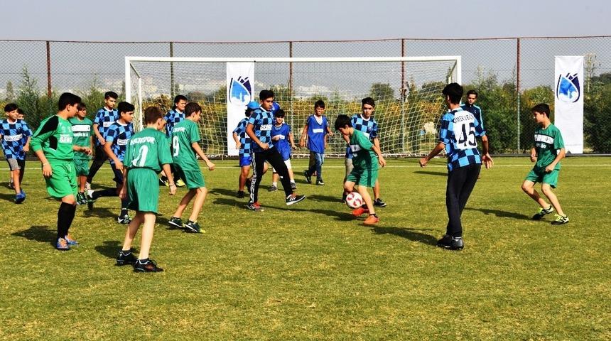 Savaşın izlerini futbolla siliyorlar