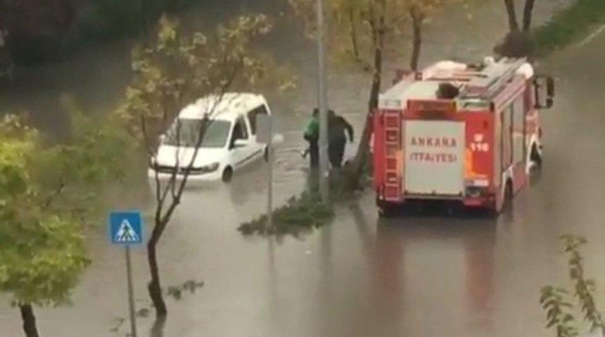 Ankara'da yollar dereye d&ouml;nd&uuml;, ara&ccedil;taki insanlar mahsur kaldı