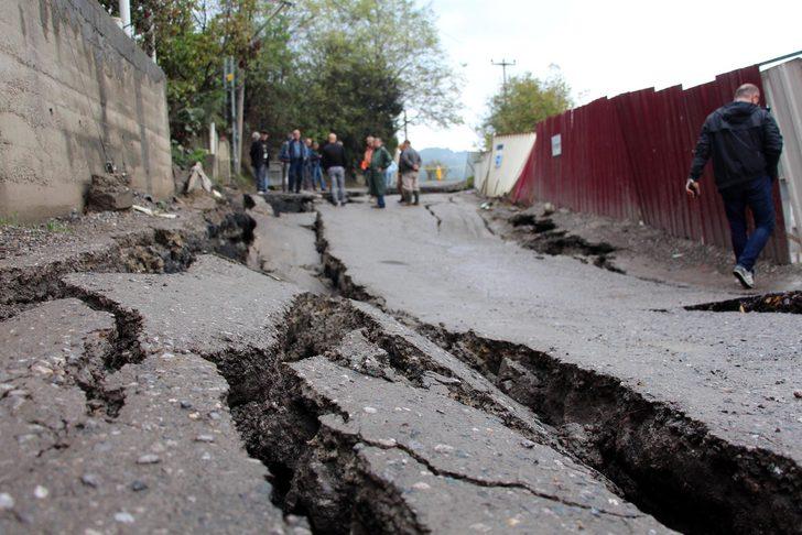 Zonguldak'ta yağış sonrası yol çöktü G1