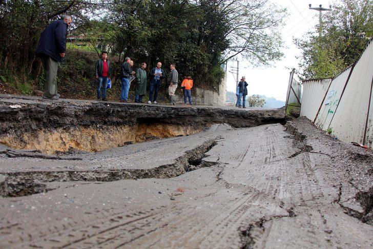 Zonguldak'ta yağış sonrası yol çöktü G4