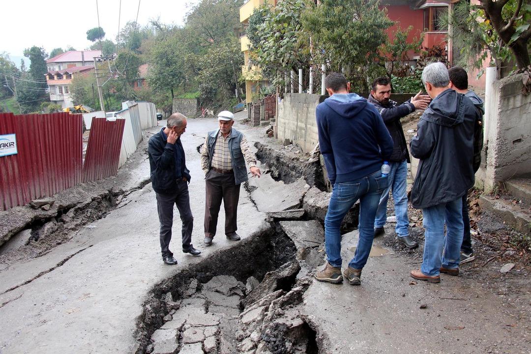 Zonguldak'ta yağış sonrası yol &ccedil;&ouml;kt&uuml;