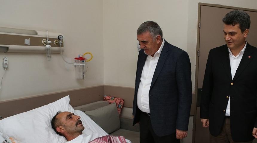 Başkan To&ccedil;oğlu SA&Uuml;EAH&rsquo;ta yatan hastaları ziyaret etti