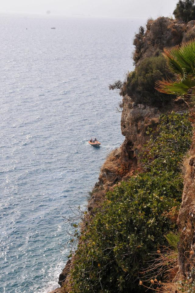 Antalya falezlerde çürümüş erkek cesedi bulundu