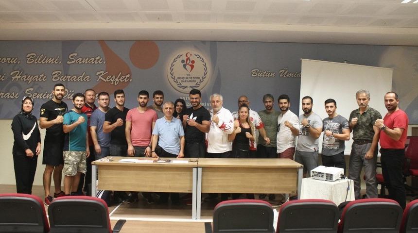 Kick boks 2. kademe antren&ouml;rl&uuml;k kursu tamamlandı