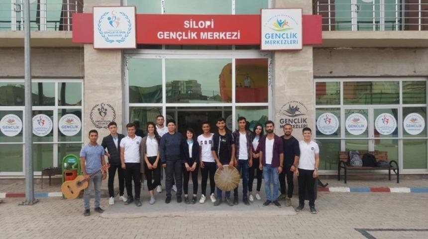 Gen&ccedil;lik Merkezine malzeme desteği