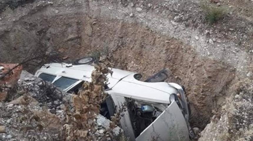 Kontrolden &ccedil;ıkan otomobil yol kenarındaki &ccedil;ukura devrildi: 1 yaralı