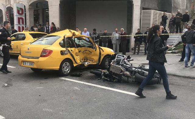 'Yunus'ların motosikleti ile taksi çarpıştı: 2 polis ve şoför yaralı