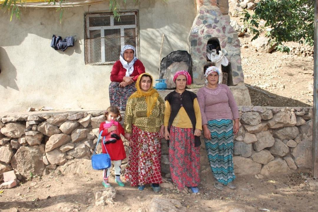 3 yıl &ouml;nce elektrikle tanışan kadınlar, elektrikli ev aletleri istiyor