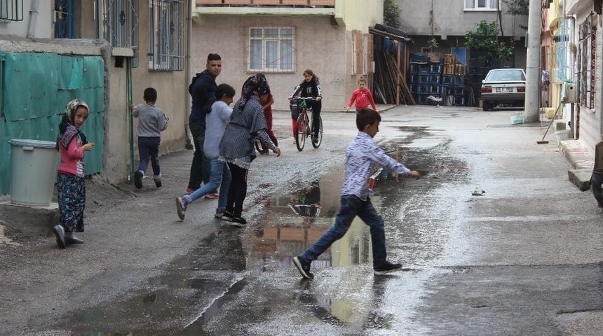 Sokağı kanalizasyon suyu bastı