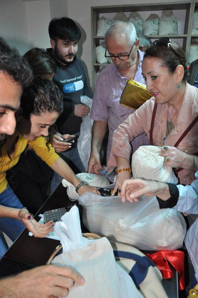 İzmirliler, Tunceli'nin doğal ürünlerini almak için yarıştı