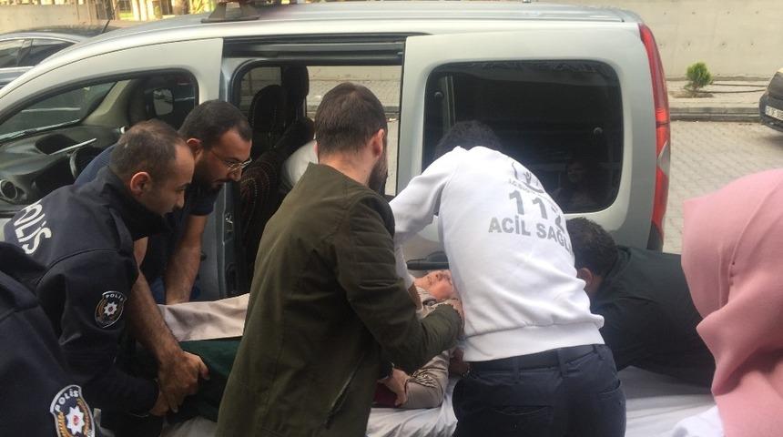 Kazada yaralanan yaşlı kadını hastaneye polis getirdi
