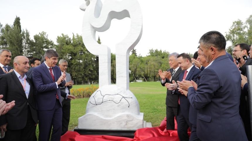 İpek Yolu Forumu&rsquo;ndan anlamlı anıt