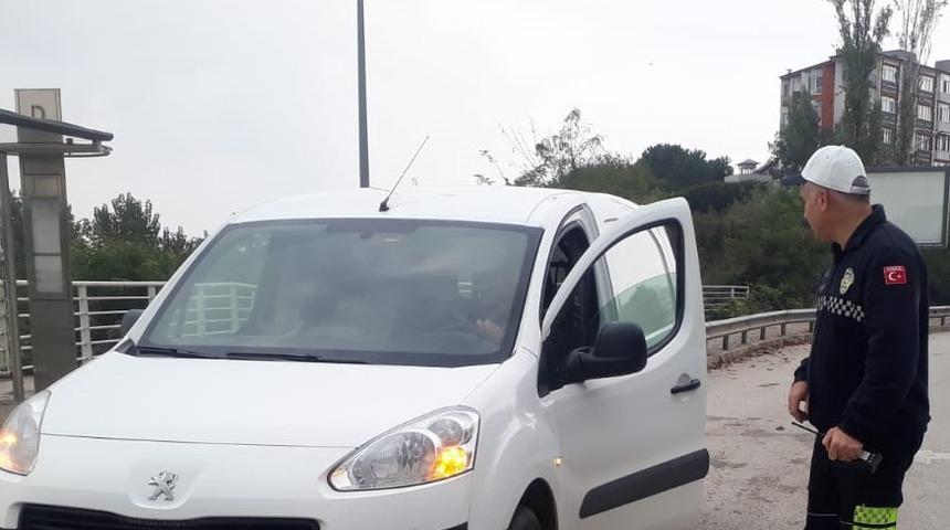 Kurallara uymayan s&uuml;r&uuml;c&uuml;ler polis engeline takıldı