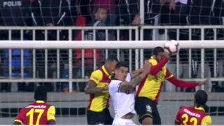 Göztepe - Beşiktaş maçında Fırat Aydınus VAR'a başvurarak penaltı kararı verdi!