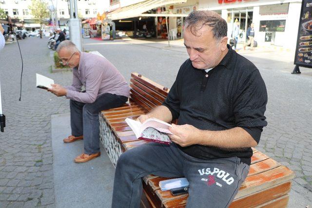 Rize’de yazarlar sokakta kitap dağıttı