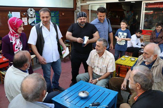 Rize’de yazarlar sokakta kitap dağıttı