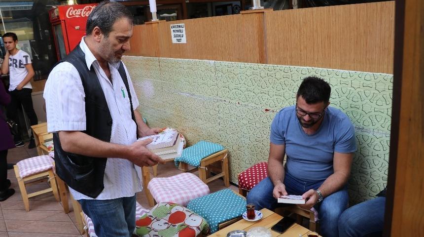 Rize&rsquo;de yazarlar sokakta kitap dağıttı