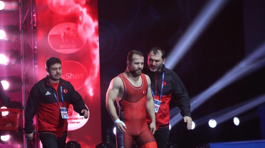 D&uuml;nya G&uuml;reş Şampiyonası'nda Fatih Erdin g&uuml;m&uuml;ş madalya kazandı