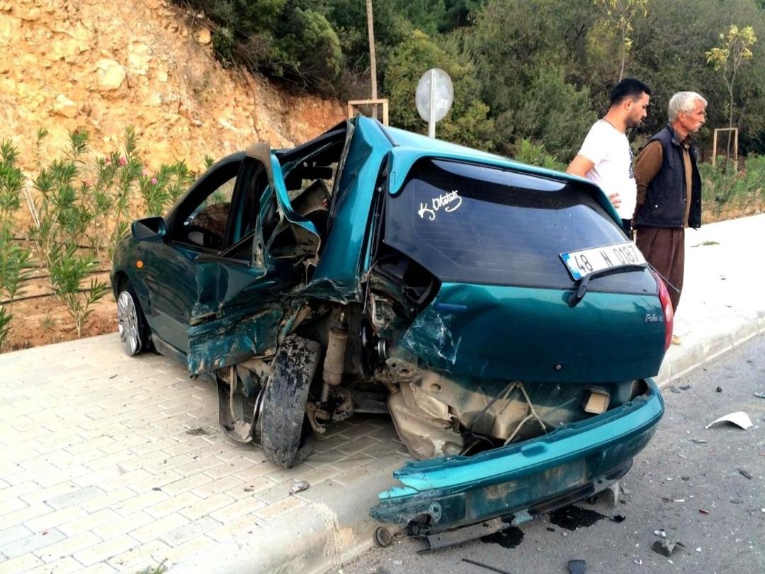 Ara&ccedil;ta kocasını bekleyen hamile kadın neye uğradığını şaşırdı