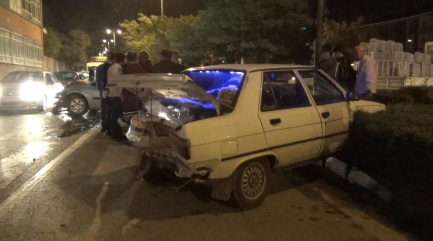 Alkoll&uuml; s&uuml;r&uuml;c&uuml; kırmızı ışıkta bekleyen araca &ccedil;arptı: 1 ağır yaralı