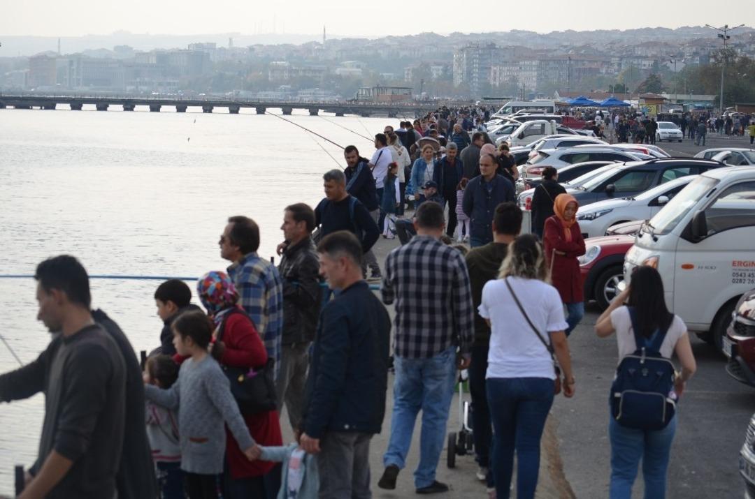 Sahilde olta balık&ccedil;ısı yoğunluğu