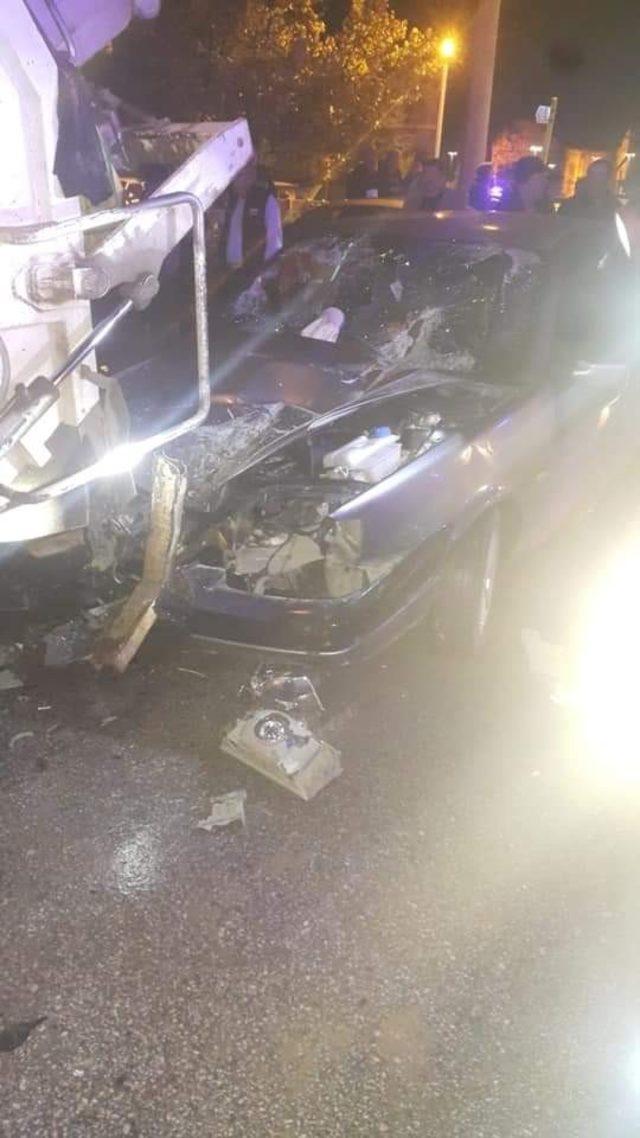 Otomobil &ccedil;&ouml;p kamyonuna &ccedil;arptı: 2 yaralı 1