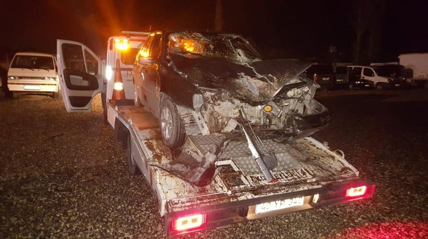 Otomobil &ccedil;&ouml;p kamyonuna &ccedil;arptı: 2 yaralı