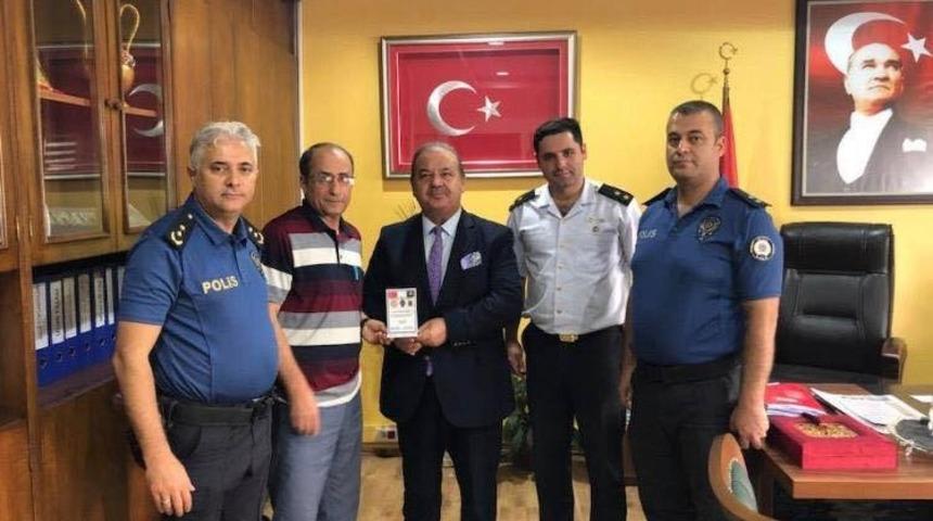 Kaymakam Yıldız başarılı polisi &ouml;d&uuml;llendirdi