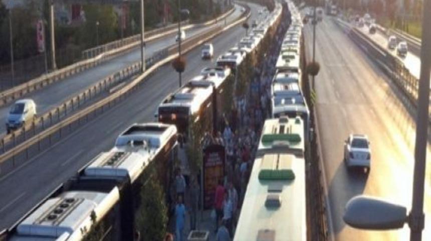 Metrobüs arızalandı, vatandaşlar yürüdü