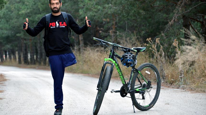 Yaşama futbol ve bisikletle tutundu