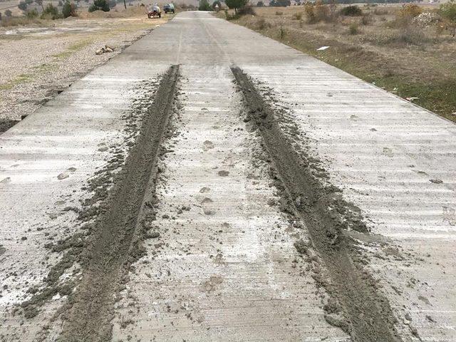 Kastamonu’da dökülen beton yola zarar verildi