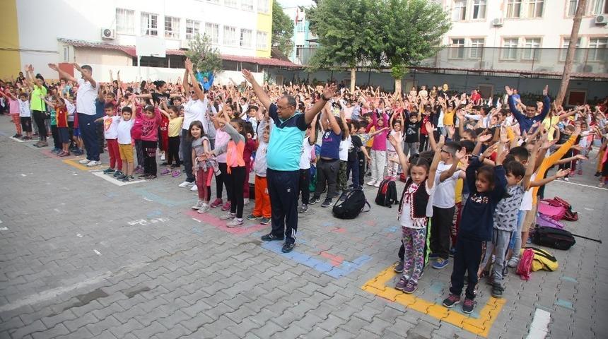 &Ouml;ğretmen ve &ouml;ğrenciler topluca spor yapıyor