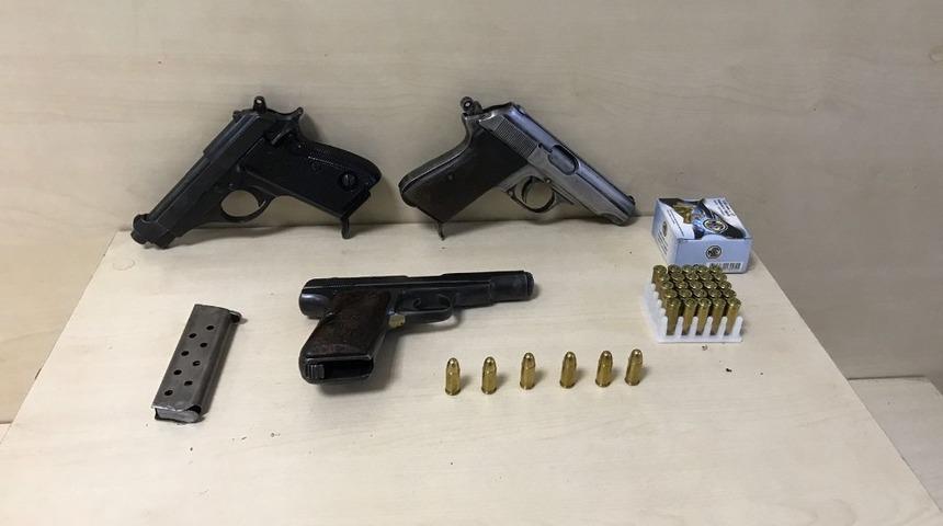 Durdurulan ara&ccedil;ta ruhsatsız tabancalar &ccedil;ıktı