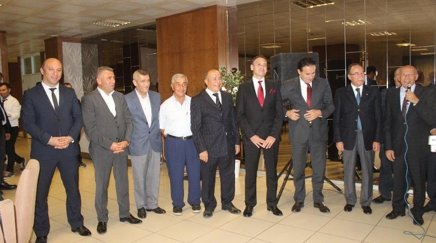 Her ayın 19&rsquo;unda, saat 19.19&rsquo;da, 19 TL&rsquo;lik yemek men&uuml;s&uuml; ile bir araya geliyorlar