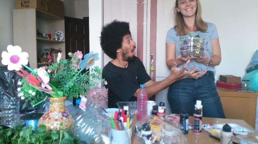 Gen&ccedil;ler, huzurevinden &ccedil;evre mesajı verdi