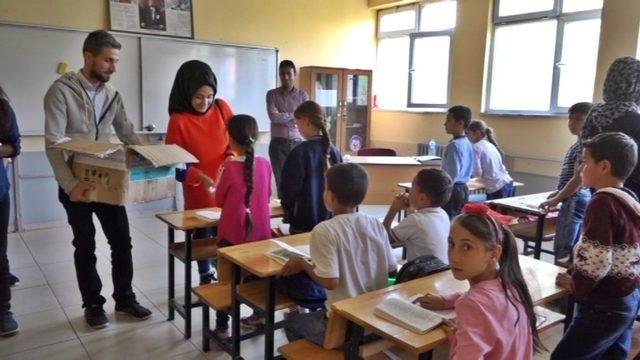 Köy okulu öğrencilerine oyuncak ve kırtasiye desteği